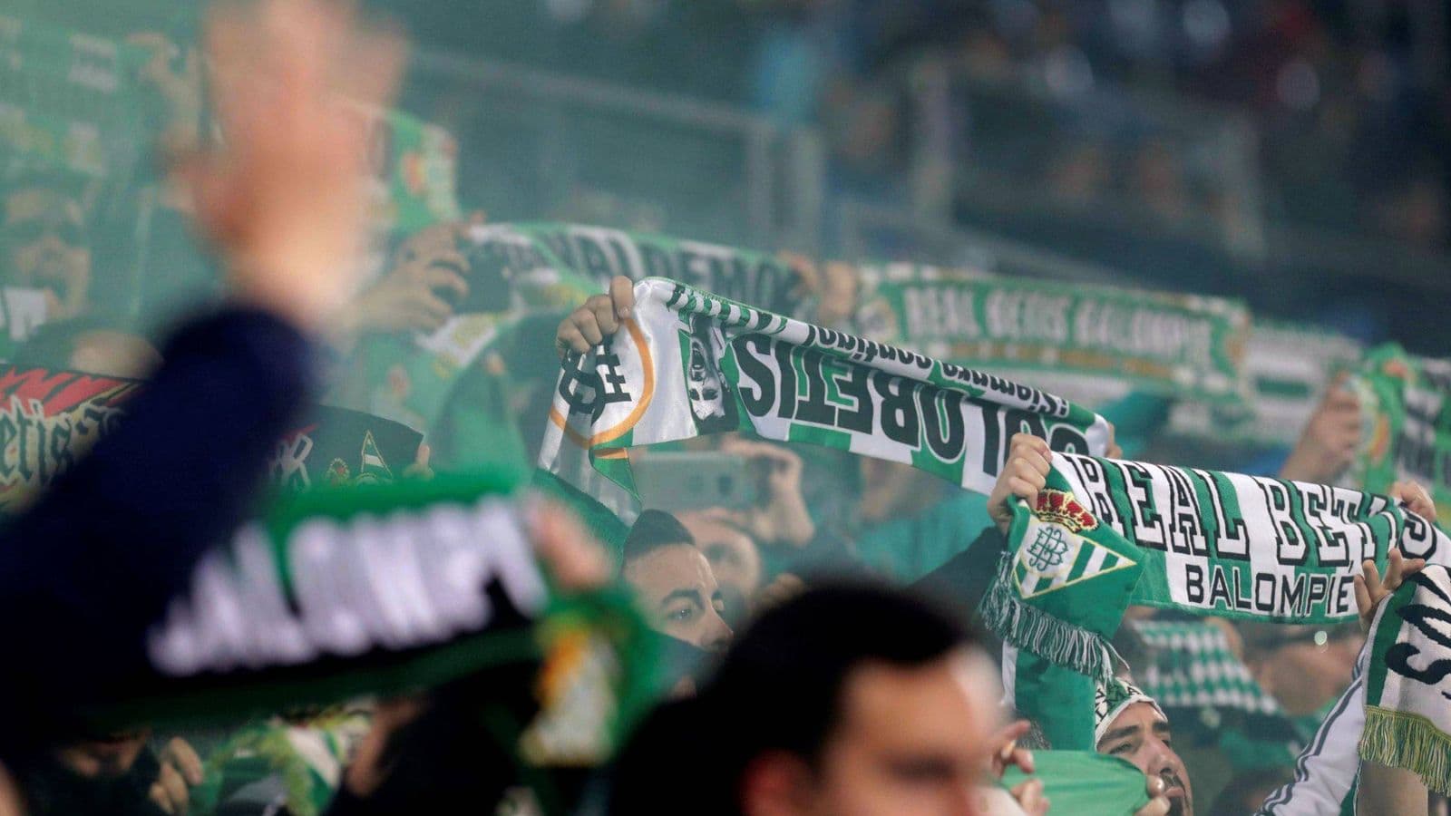 Uno de los duelos más desicivos de LaLiga está a nada de darse, la expectativa por ver este encuentro cada vez es más alta, y las entradas para ir al estadio están siendo muy codiciadas.