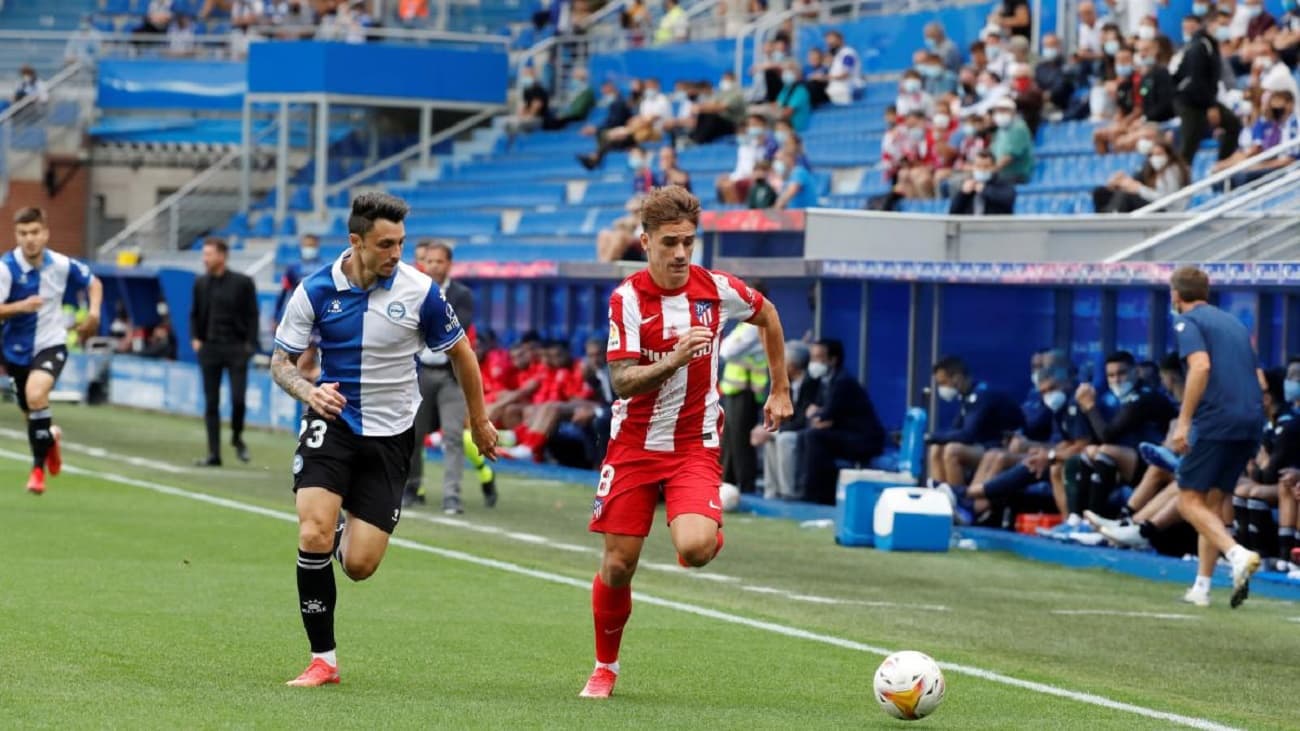 Uno de los equipos que pugna por clasificar a la próxima UEFA Champions League enfrenta a uno de los conjuntos que lucha por mantener la categoria. Atlético Madrid recibe a un Alavés necesitado de unidades.