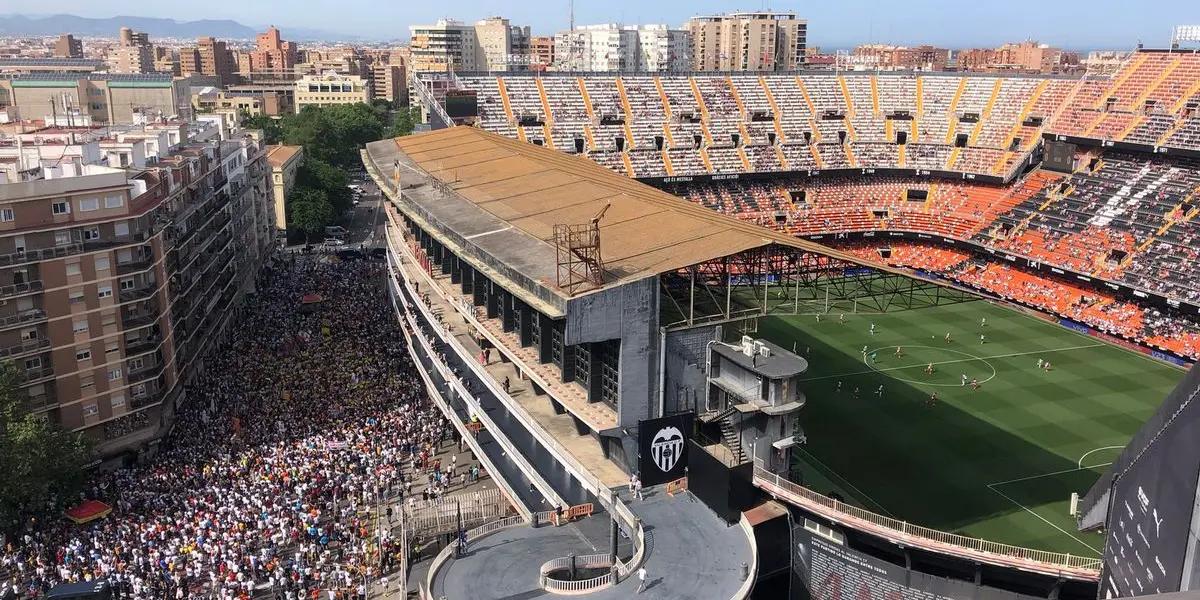 Valencia le ganó dos a cero al Celta de Vigo en el Estadio de Mestalla, el partido correspondiente a la última jornada la nº 38 de La Liga Santander. En un partido que quedará en el recuerdo por la ausencia de publico valencianista convocado en las afueras de Mestalla en protesta por la gestión.