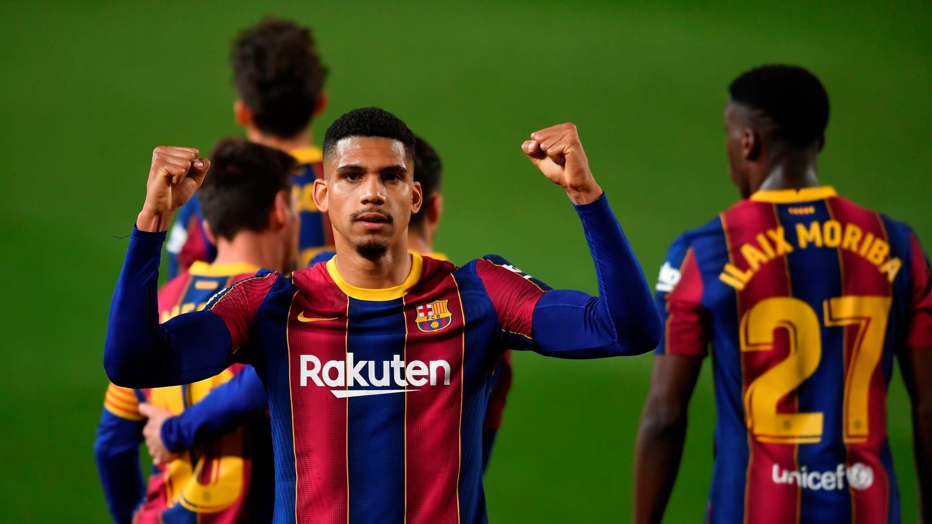 Varios equipos de la Premier League estarían interesados en contratar a Ronald Araujo y podrían realizar una jugosa oferta por su pase.