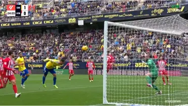 (VIDEO) Algo que no se veía antes, defensa dormida del Atleti y Cádiz anotó