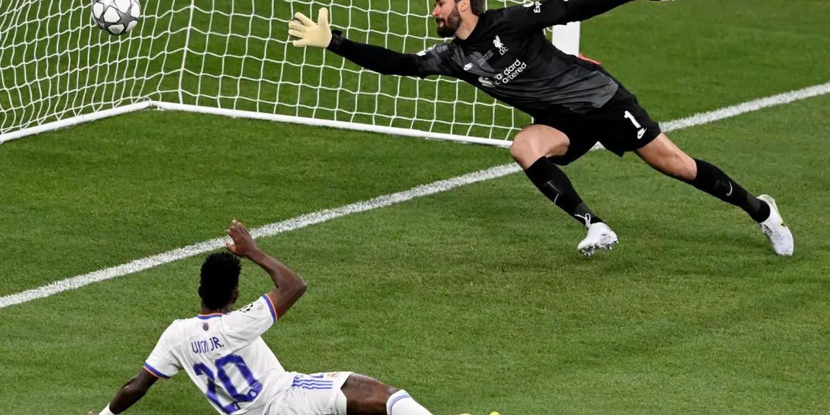 Vinicius sigue con su buena racha goleadora en Champions League anotando un doblete con dos goles preciosos