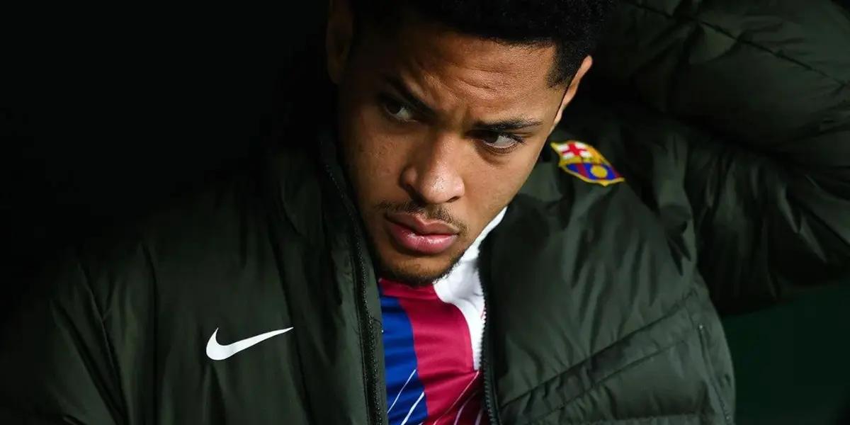 Vitor Roque en el banco de suplentes del Barcelona.