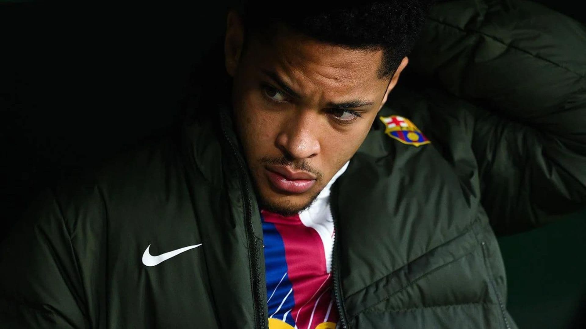 Vitor Roque en el banco de suplentes del Barcelona.