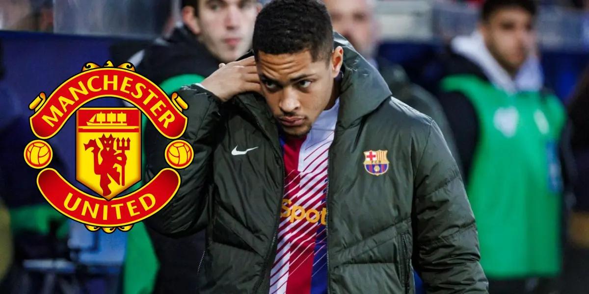 Vitor Roque en el FC Barcelona, el escudo del Manchester United a su lado.