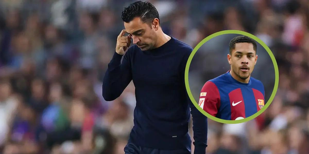 Xavi cabizbajo, Vitor Roque con la camiseta del FC Barcelona.