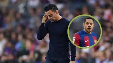 Xavi cabizbajo, Vitor Roque con la camiseta del FC Barcelona.