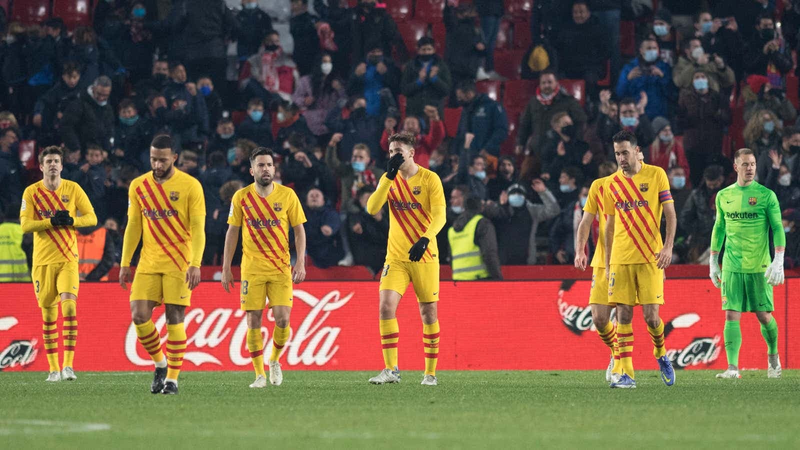 Xavi dejó solo siete jugadores del primer equipo ante Granada y estuvo al límite de perder el punto.