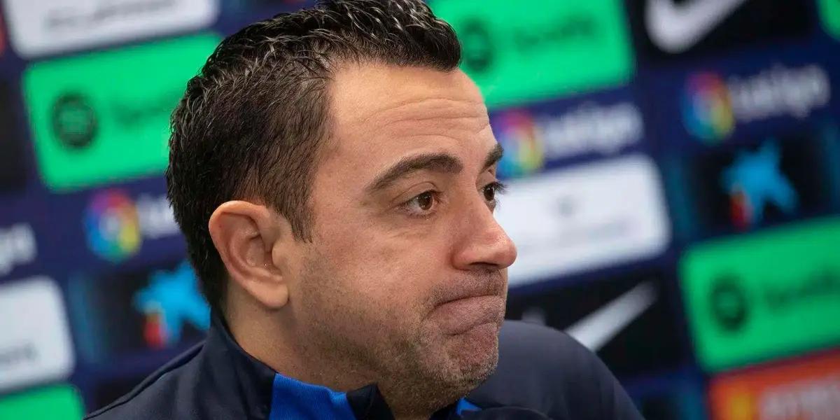 Xavi en rueda de prensa con cara de preocupación.