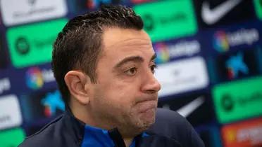 Xavi en rueda de prensa con cara de preocupación.