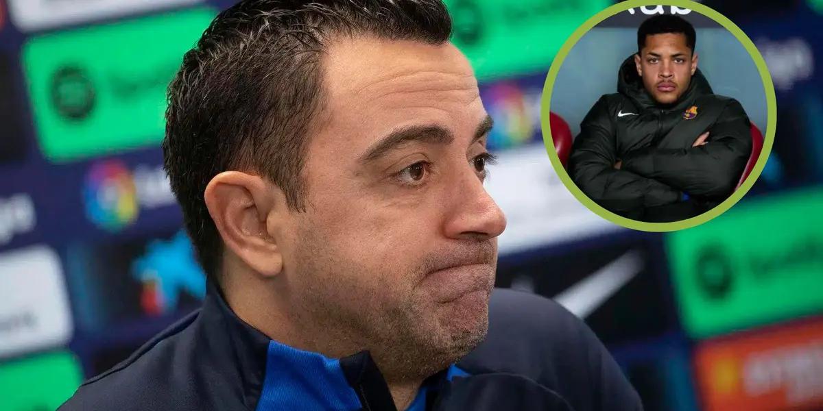 Xavi en rueda de prensa con el Barcelona y Vitor Roque en el banquillo.