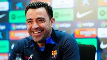 Xavi en rueda de prensa con el buzo del FC Barcelona.