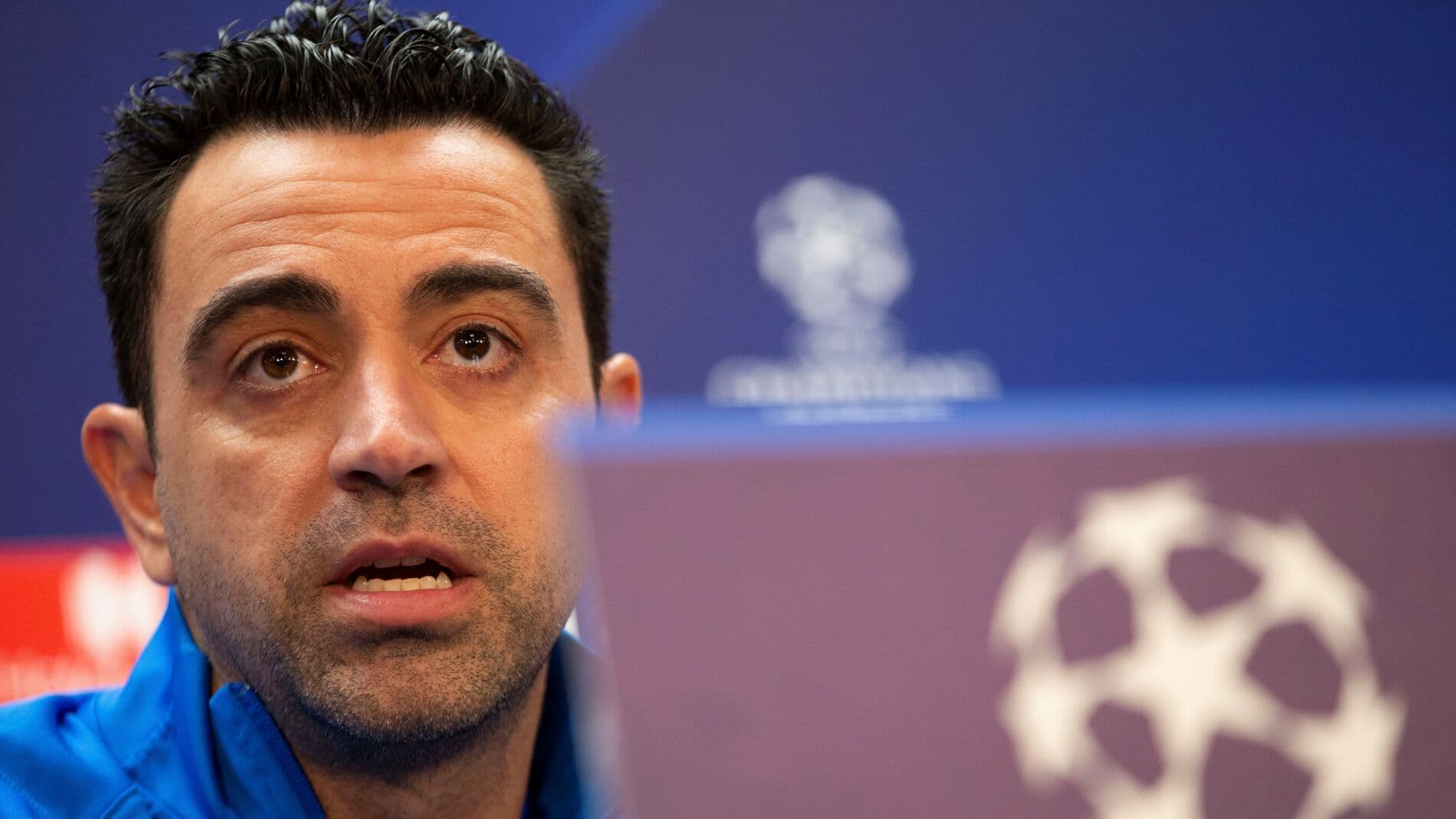 Xavi habría decidido que Riqui Puig correrá de atrás con respecto a sus compañeros, ya que tiene muchos jugadores en esa posición. Algo similar a lo que ya había hecho Koeman en su momento como entrenador, siendo muy criticado.
