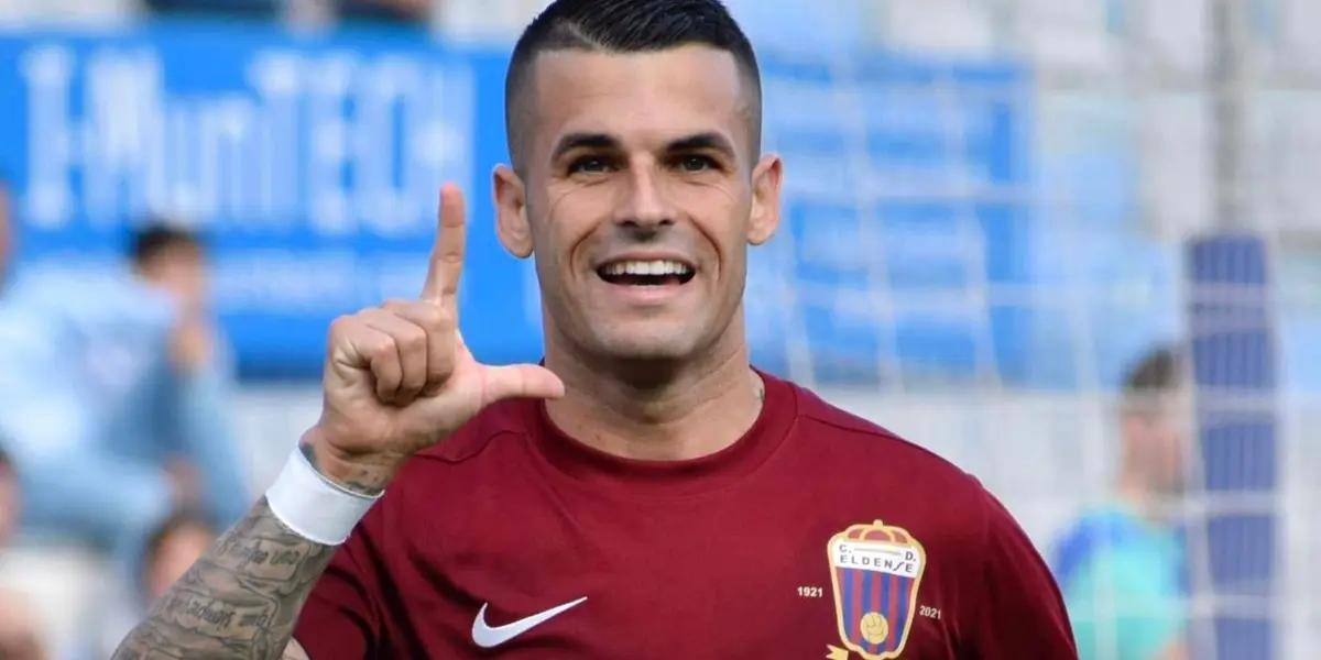 Xavi Hernández busca contratar a Alex Martínez por el nivel de sus laterales