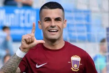 Xavi Hernández busca contratar a Alex Martínez por el nivel de sus laterales