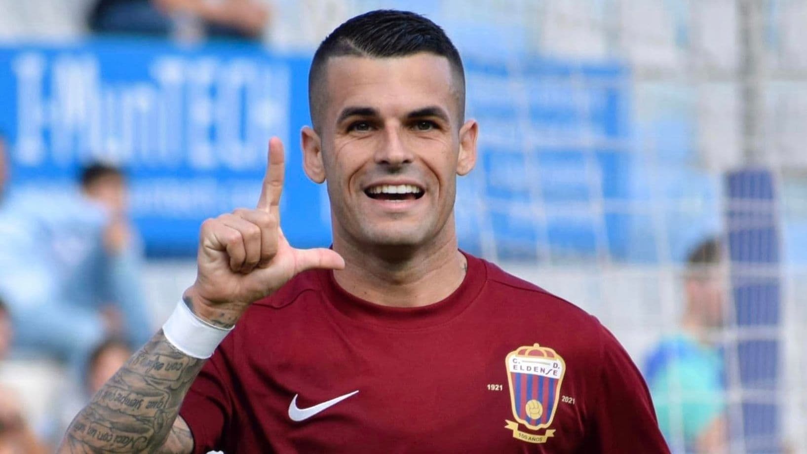 Xavi Hernández busca contratar a Alex Martínez por el nivel de sus laterales