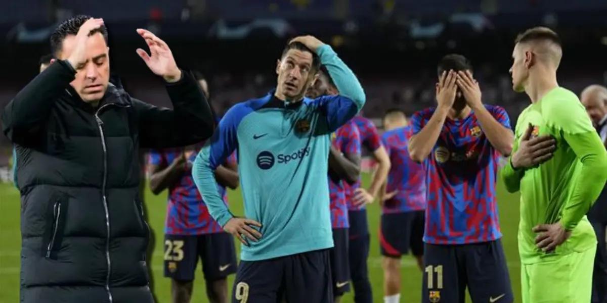 Xavi Hernández con jugadores del FC Barcelona, tras eliminación