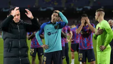 Xavi Hernández con jugadores del FC Barcelona, tras eliminación