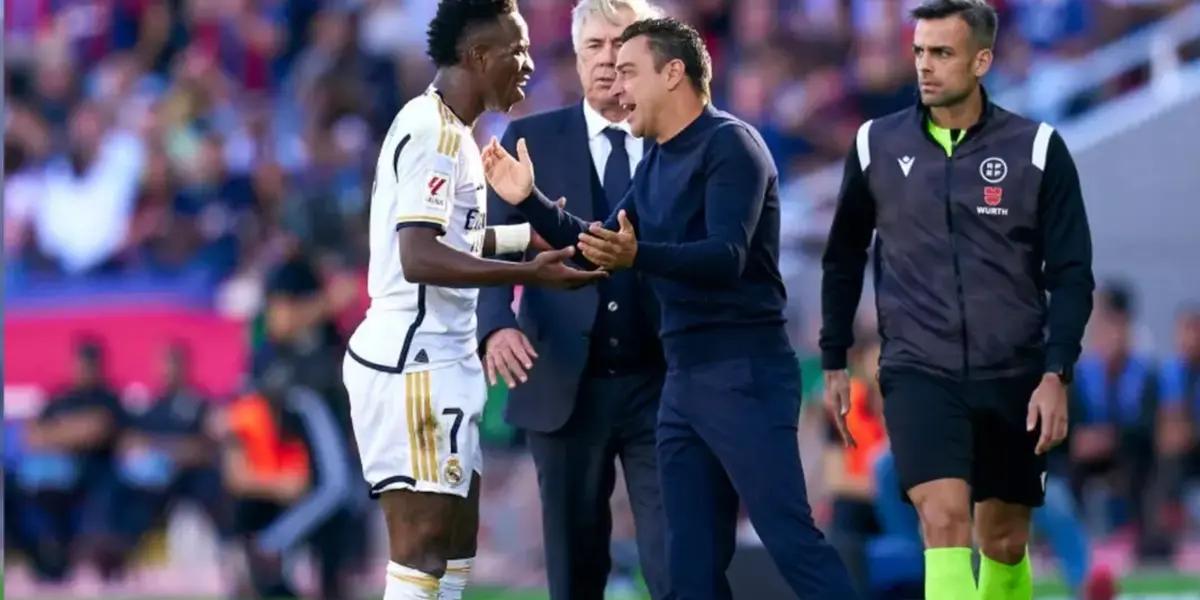 Xavi Hernández, entrenador del FC Barcelona, y Vinicius Junior