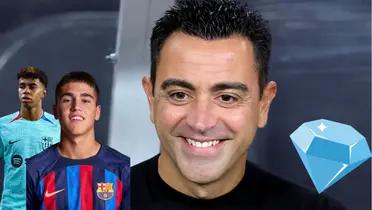 Xavi Hernández feliz. En un lado Pau Cubarsí y Lamine Yamal, del otro una joya.