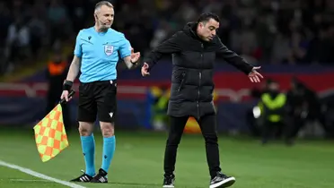 Xavi Hernández inconforme con el árbitro del partido entre FC Barcelona y PSG
