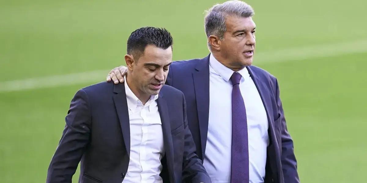Xavi Hernández junto a Joan Laporta.