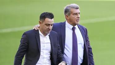 Xavi Hernández junto a Joan Laporta.
