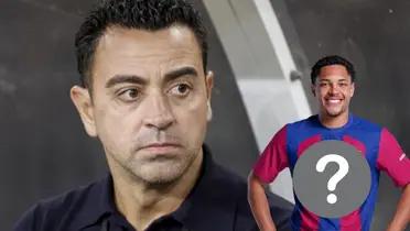 Xavi Hernández serio, Vitor Roque con la camiseta del FC Barcelona y un signo de pregunta.