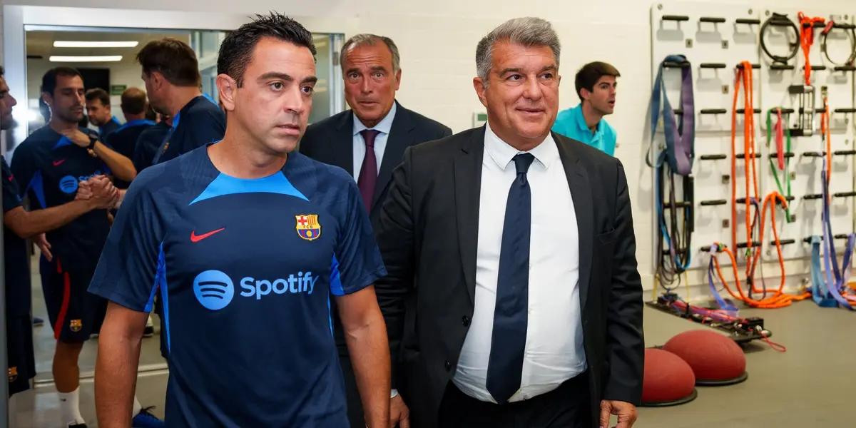 Xavi Hernández y Joan Laporta, del FC Barcelona