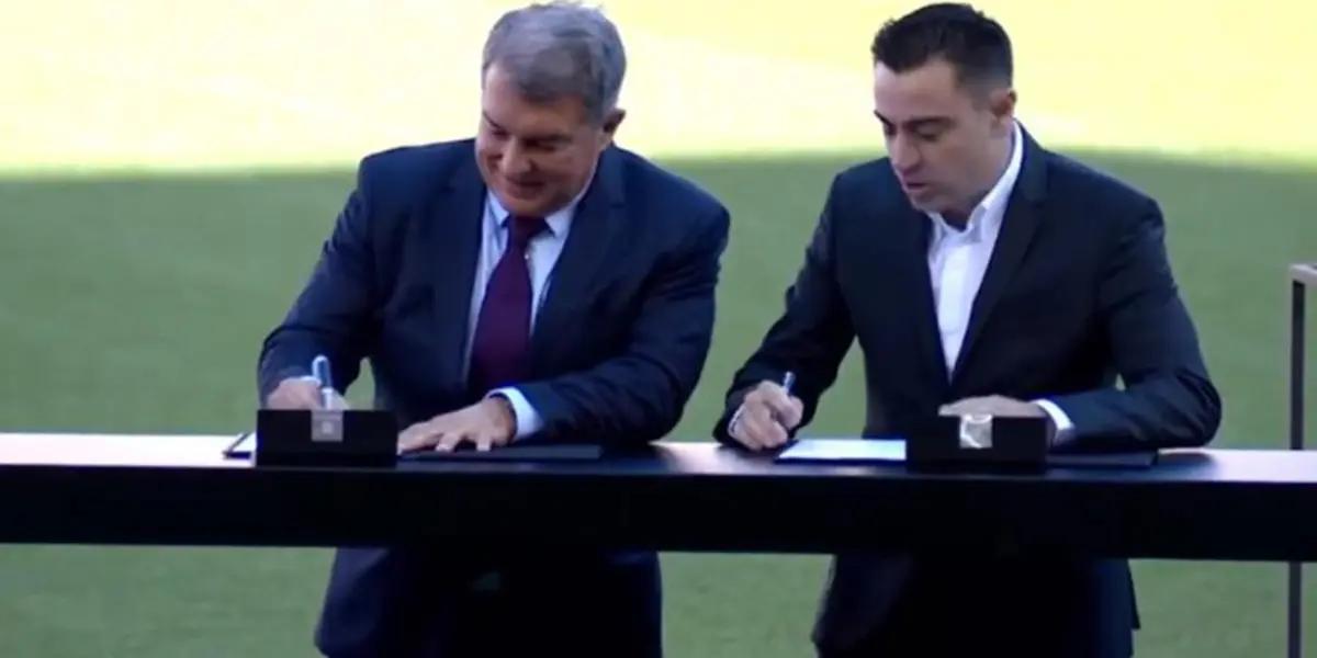 Xavi Hernández y Joan Laporta, firmando contrato en el FC Barcelona
