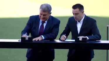 Xavi Hernández y Joan Laporta, firmando contrato en el FC Barcelona
