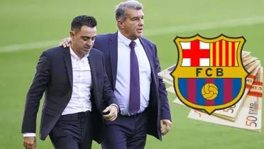 Xavi junto a Laporta charlando en el Camp Nou, junto al escudo del Barcelona y euros detrás.