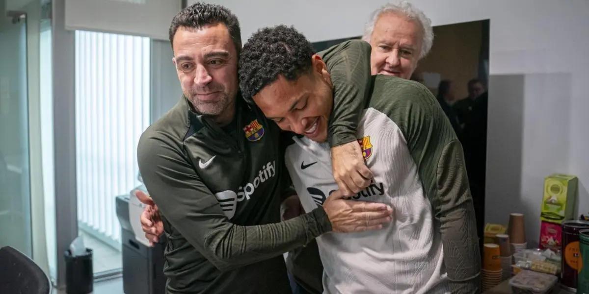 Xavi junto a Vitor Roque en el desayuno del FC Barcelona.