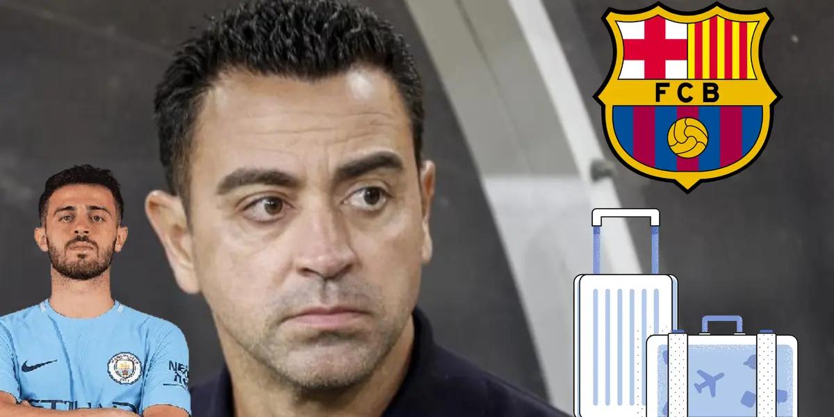 Xavi preocupado. Bernardo Silva de un lado, escudo de FC Barcelona y maletas del otro.