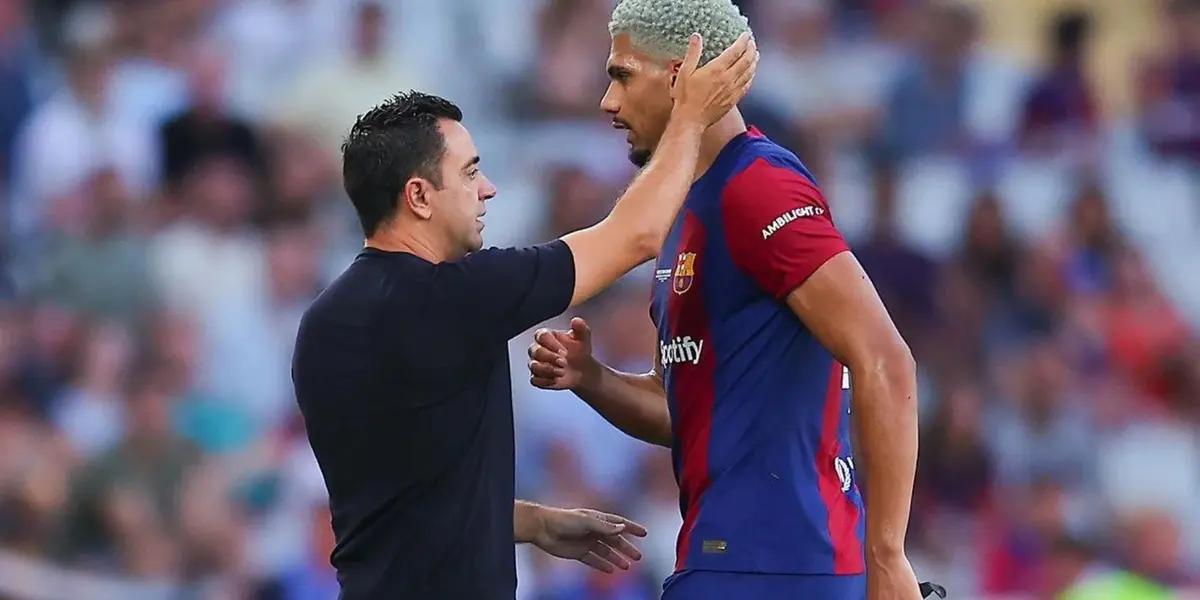 Xavi saludando a Ronald Araújo tras ser sustituido.