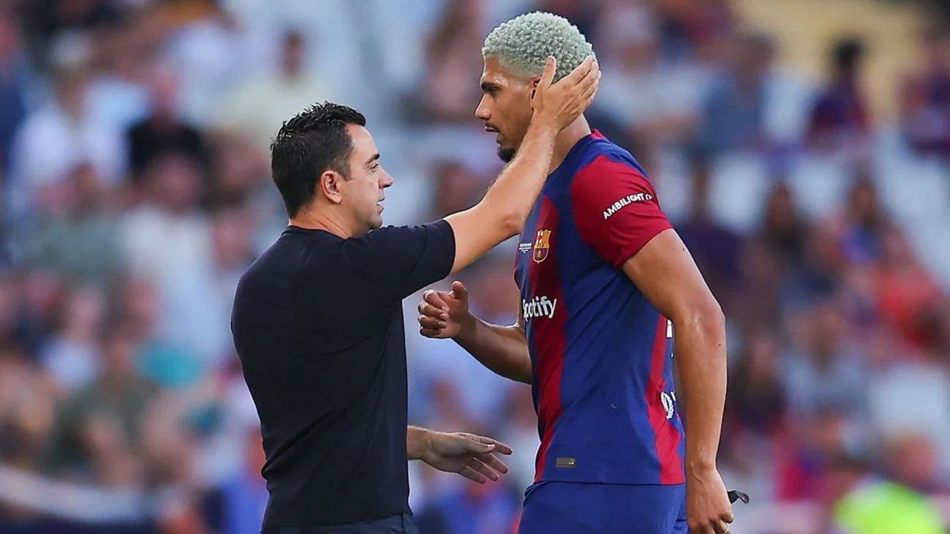 Xavi saludando a Ronald Araújo tras ser sustituido.
