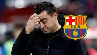 Xavi se lamenta, a un costado el escudo del FC Barcelona.