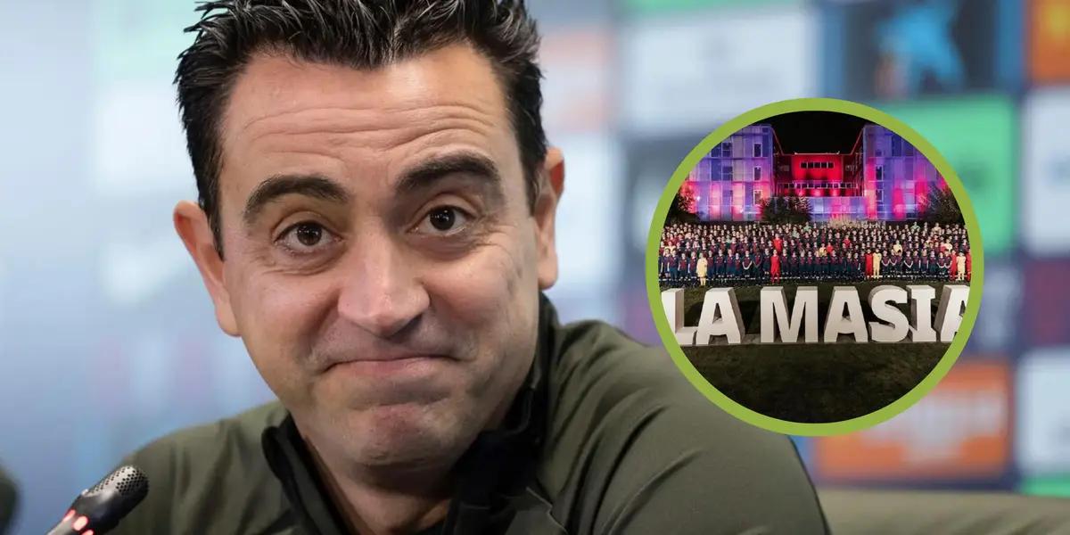 Xavi se sonríe en rueda de prensa, a su izquierda La Masía.