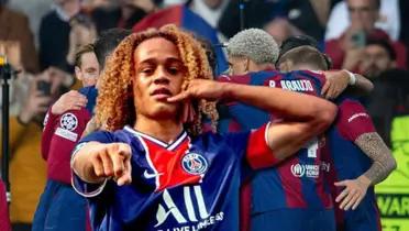 Xavi Simons y jugadores del FC Barcelona