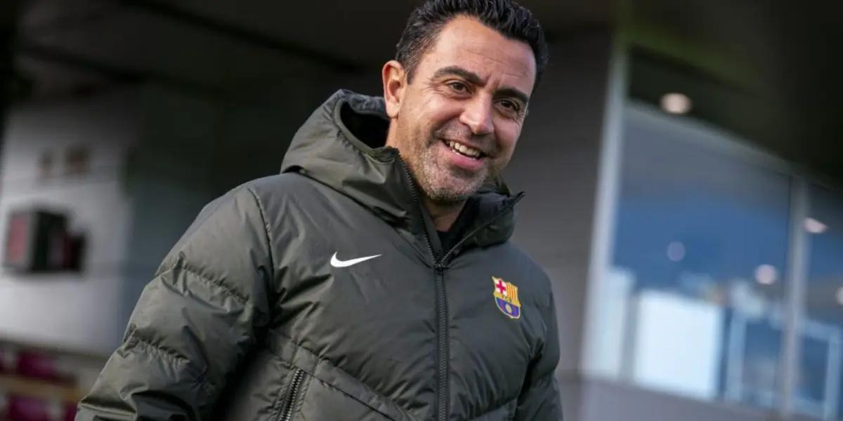 Xavi sonríe con el buzo del FC Barcelona.