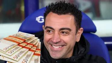 Xavi sonriente con los Euros a su derecha.