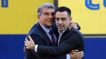 Xavi y Laporta juntos en la presentación del entrenador. (Foto: EFE)