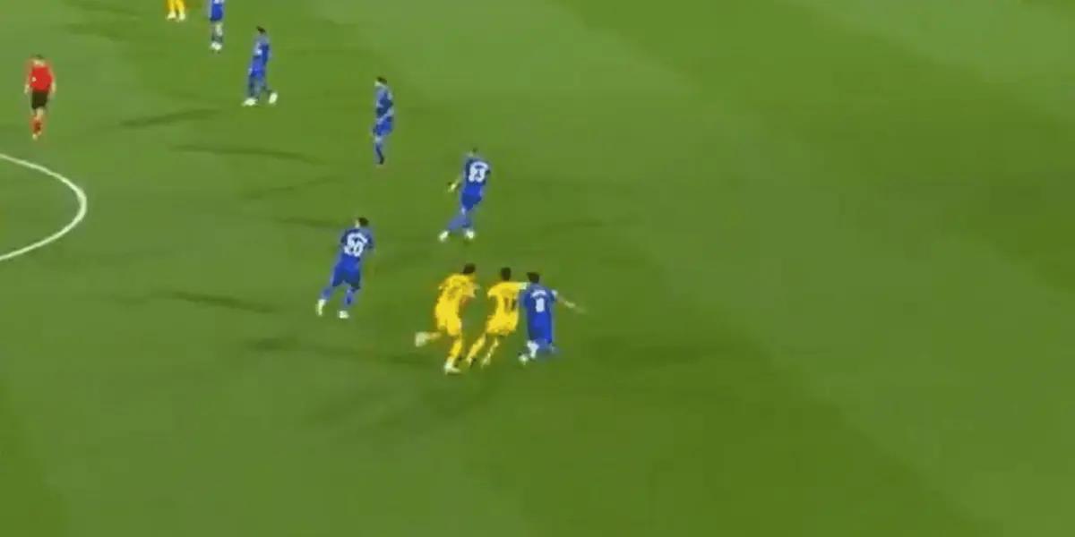 Ya tenía tarjeta amarilla y por este sin sentido, el Barça se queda con uno menos