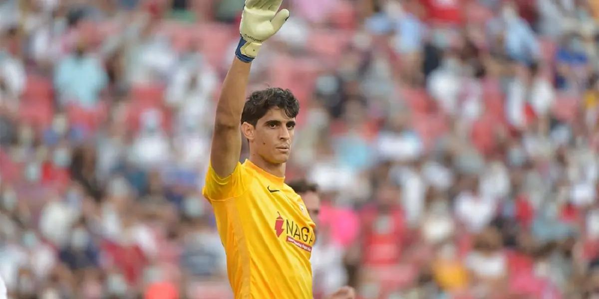 Yassine Bono, portero del Sevilla, ha ganado el premio Zamora de La Liga esta temporada. El arquero marroquí de 31 años ha tenido una gran temporada en el cuadro sevillano y según Transfermarkt está valuado en 15 millones de euros pero pretenderían 30 por su pase.