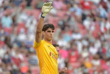 Yassine Bono, portero del Sevilla, ha ganado el premio Zamora de La Liga esta temporada. El arquero marroquí de 31 años ha tenido una gran temporada en el cuadro sevillano y según Transfermarkt está valuado en 15 millones de euros pero pretenderían 30 por su pase.