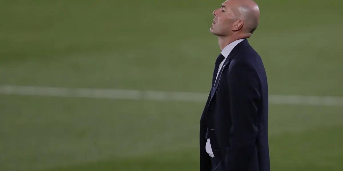 Zidane no puede creerlo y no sabe que hacer.