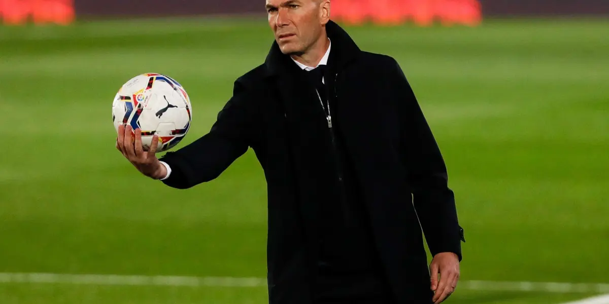 Zidane reapareció en el estadio de Vallecas.
