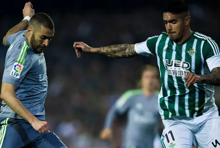 Juan Vargas enfrentando a Benzema en un Betis vs Real Madrid 