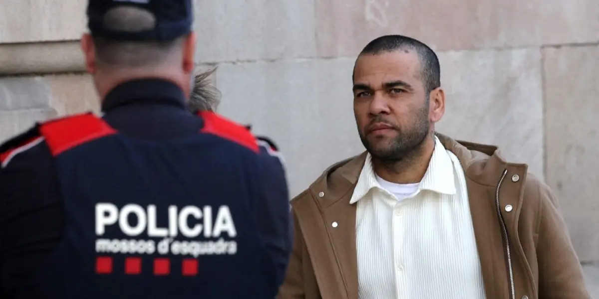 Tras 14 meses en prisión, el polémico gesto de Dani Alves con policía en Barcelona